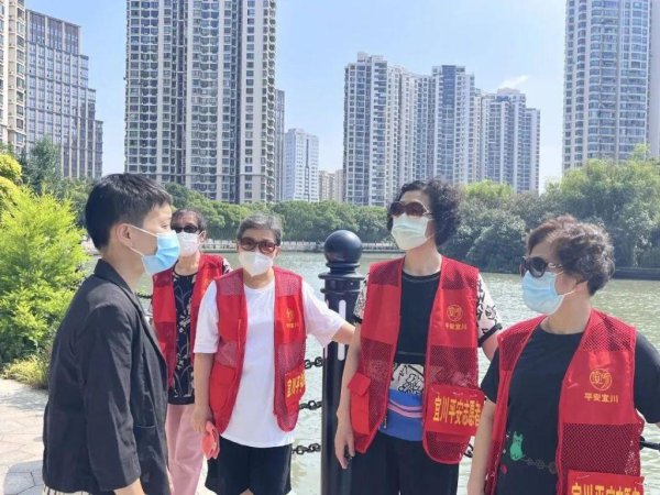 世纪汇通 走街串巷的“百宝箱”书记：从换电梯到定制公交，她有一套社区治理经