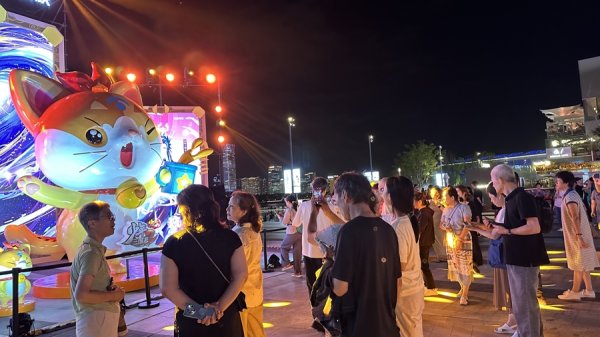 普惠配资 光影节点燃夜经济：“追光客”大量涌入，茶饮来不及做，商圈销售额增三成